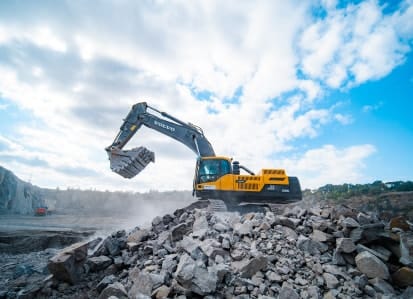 Екскаватор на гранітній породі на Кощіївському гранітному кар'єрі