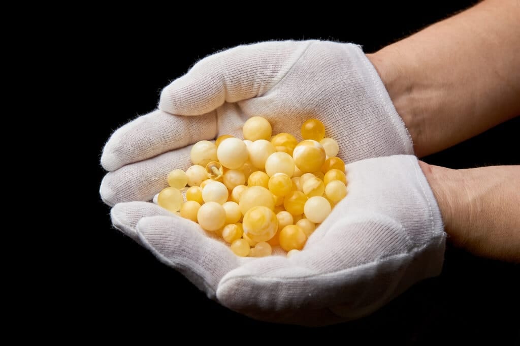 Оброблений бурштин у руках робітника на Клесівській ділянці видобутку та обробки бурштину