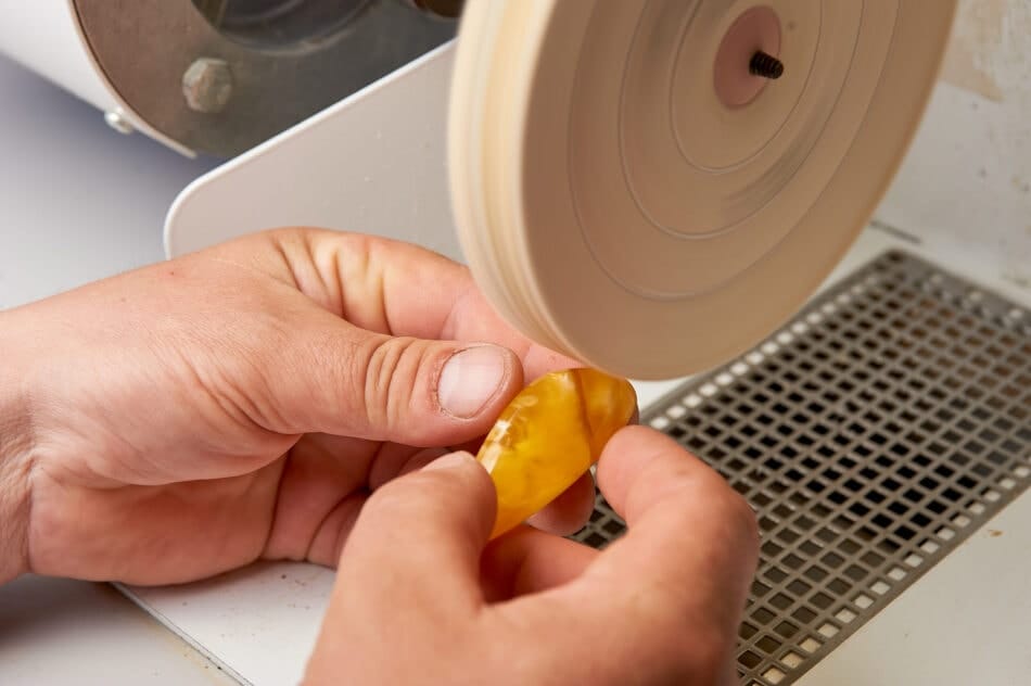 Обробка бурштину на дільниці виробництва та обробки бурштину на Клесівському щебеневому заводі