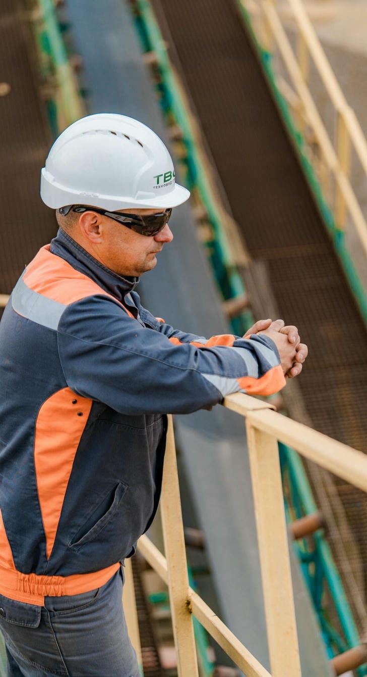 Працівник з Майдан-Іспаського кар'єру піщано-гравійної суміші на щебеневому заводі