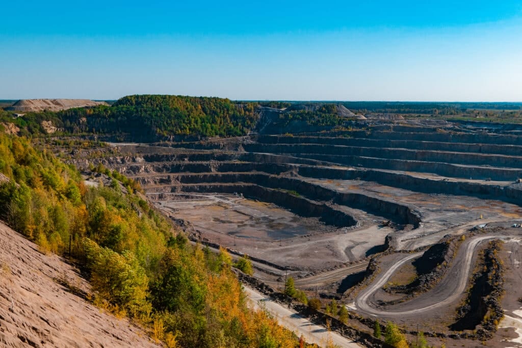 В розкривних породах Клесівського кар'єру «Технобуд» видобувають ліцензований бурштин і пісок компанії