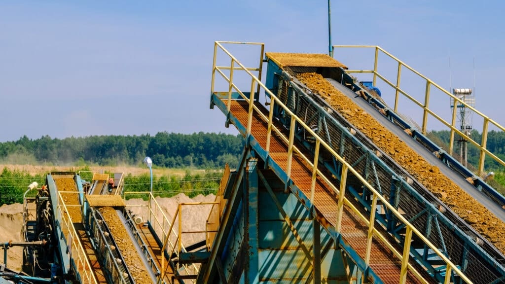 Конвеєри з щебенем на майданчику Майдан-Іспаського піщано-гравійного заводу