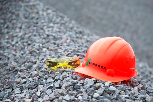 Каска з логотипом Lafarge на гранітному щебені Клесівського кар'єру Технобуд