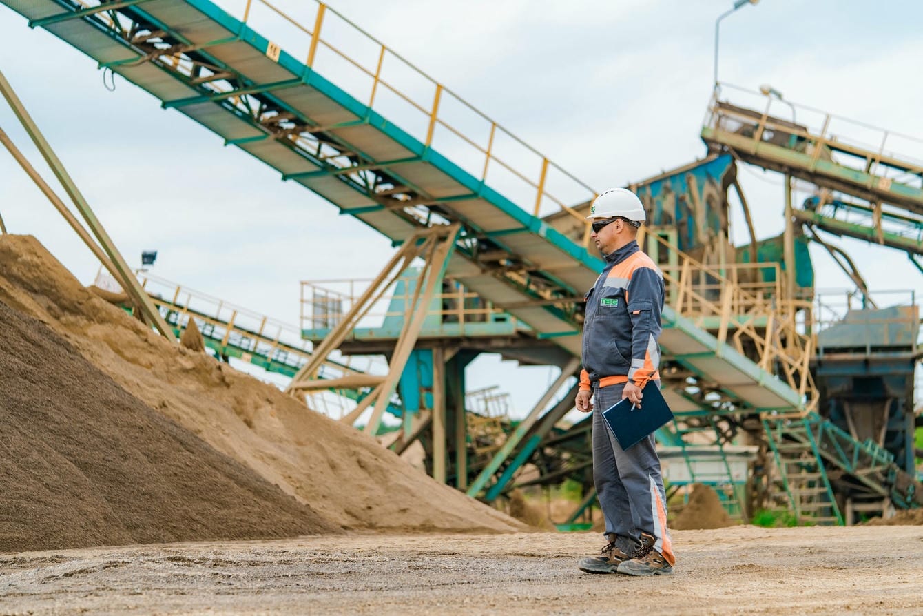Працівник на Майдан-Іспаському заводі піщано-гравійної суміші