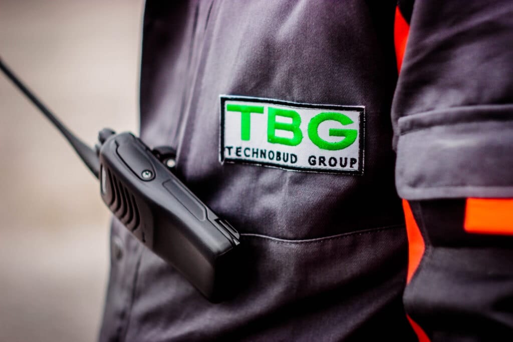 Логотип TBG на кармані робочої форми працівника