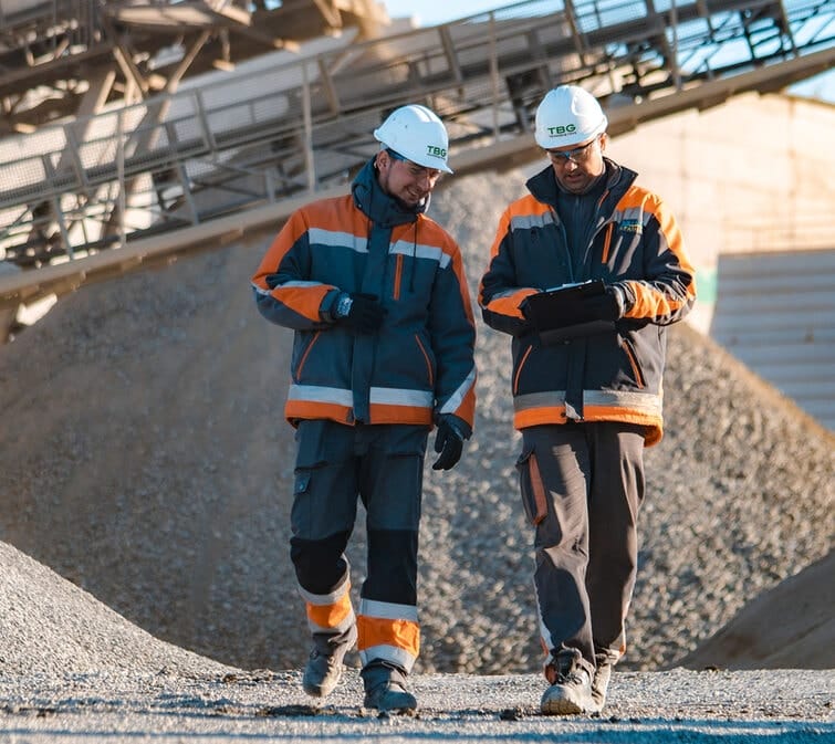 Працівники йдуть по Клесівському щебеневому заводі Технобуд