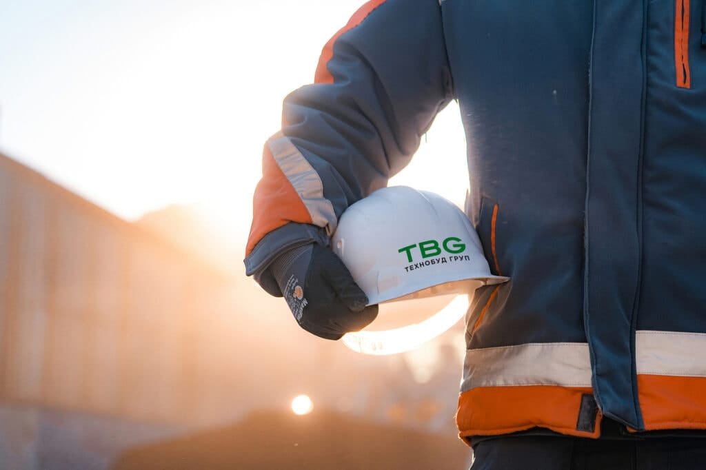 Працівник Клесівського кар'єру Технобуд з касакою TBG в руках