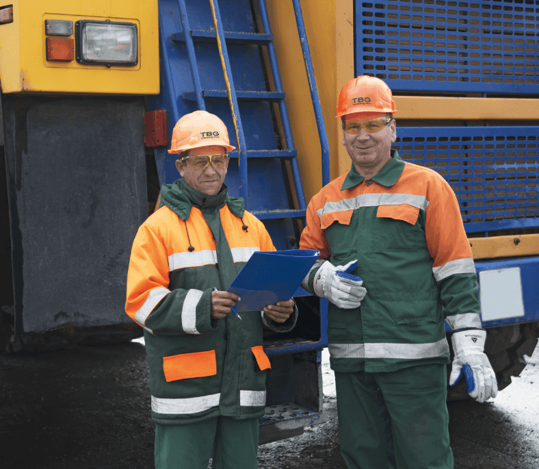 Працівники Клесівського кар'єру Технобуд біля самоскиду