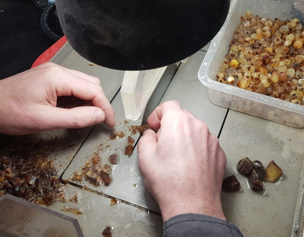 процес обробки бурштину